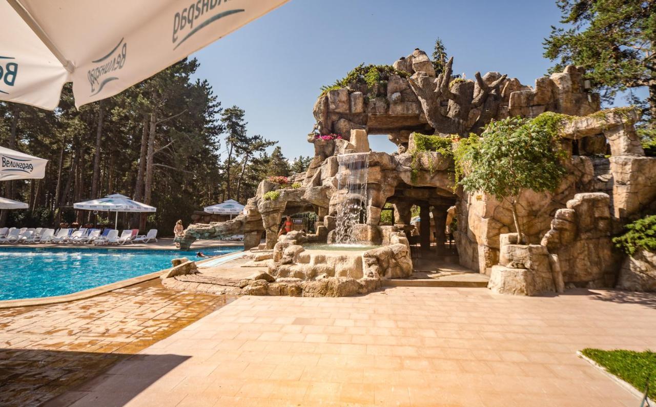 Spa Hotel Dvoretsa فيلينغراد المظهر الخارجي الصورة The resort's swimming pool