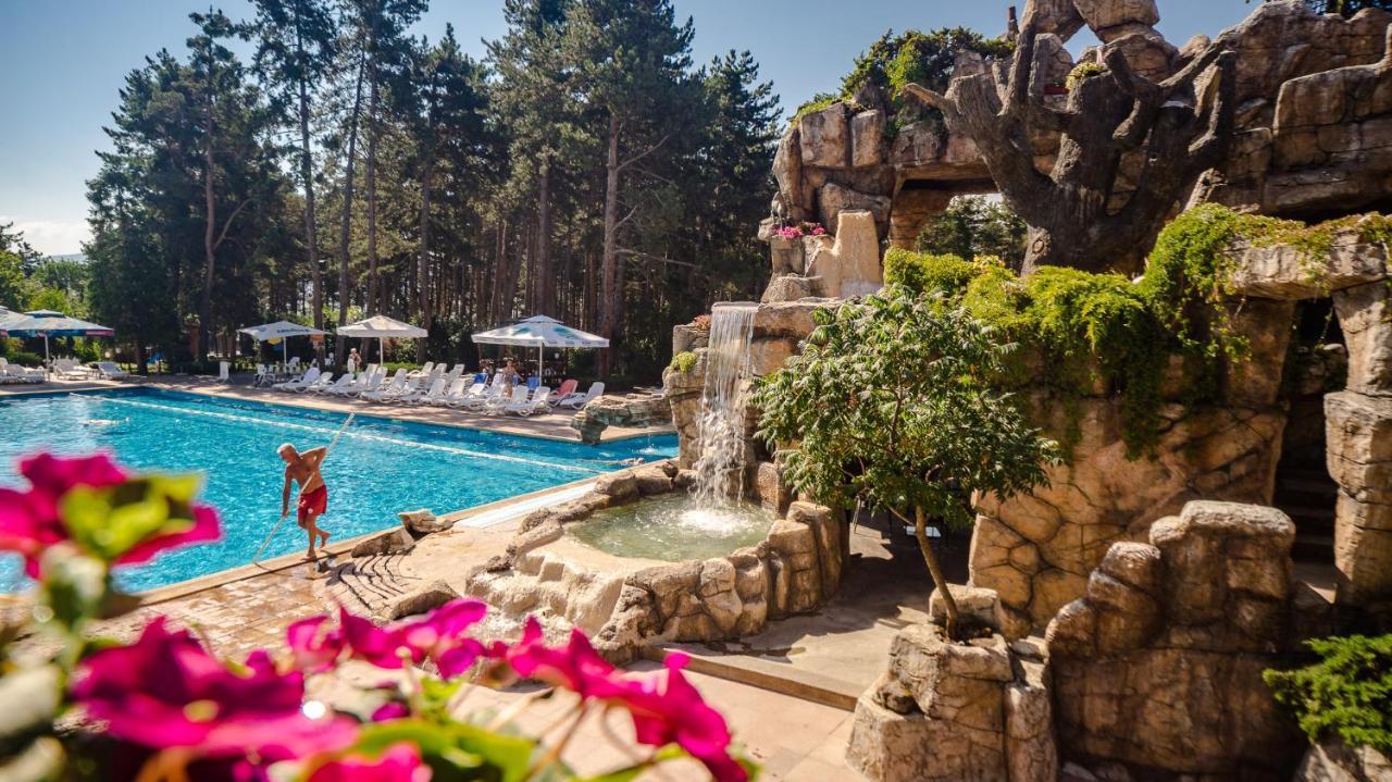 Spa Hotel Dvoretsa فيلينغراد المظهر الخارجي الصورة The swimming pool at the Hotel