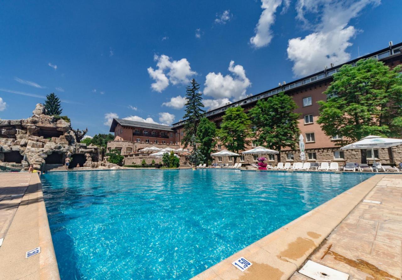 Spa Hotel Dvoretsa فيلينغراد المظهر الخارجي الصورة The outdoor pool at the Hotel