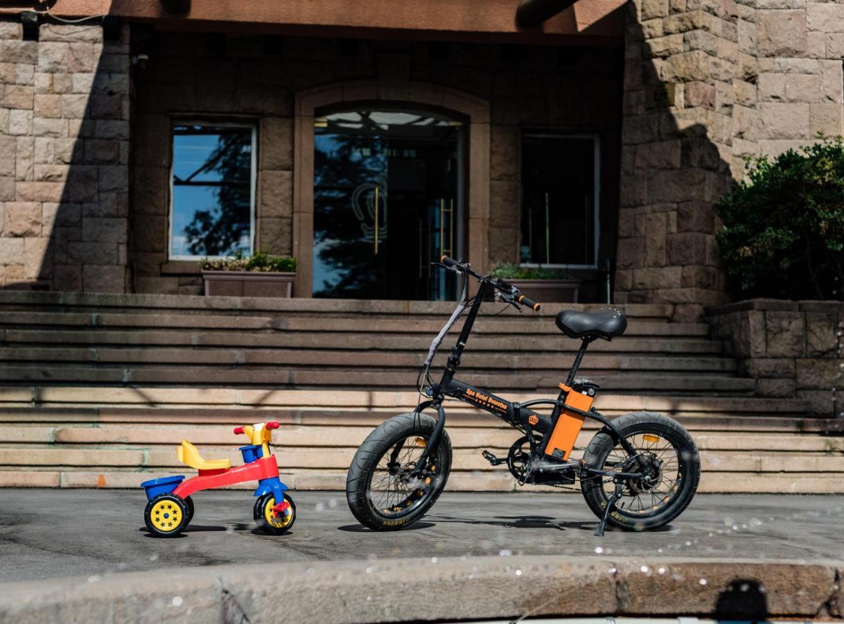 Spa Hotel Dvoretsa فيلينغراد المظهر الخارجي الصورة A tricycle and a bicycle