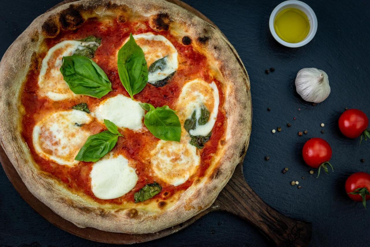 Spa Hotel Dvoretsa فيلينغراد المظهر الخارجي الصورة Pizza Margherita