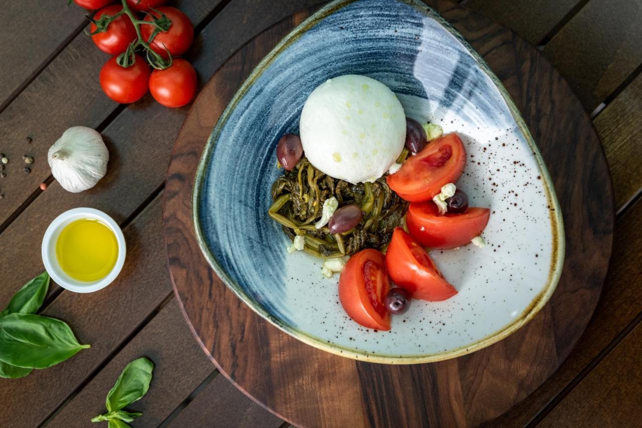 Spa Hotel Dvoretsa فيلينغراد المظهر الخارجي الصورة Mozzarella with tomatoes and olives