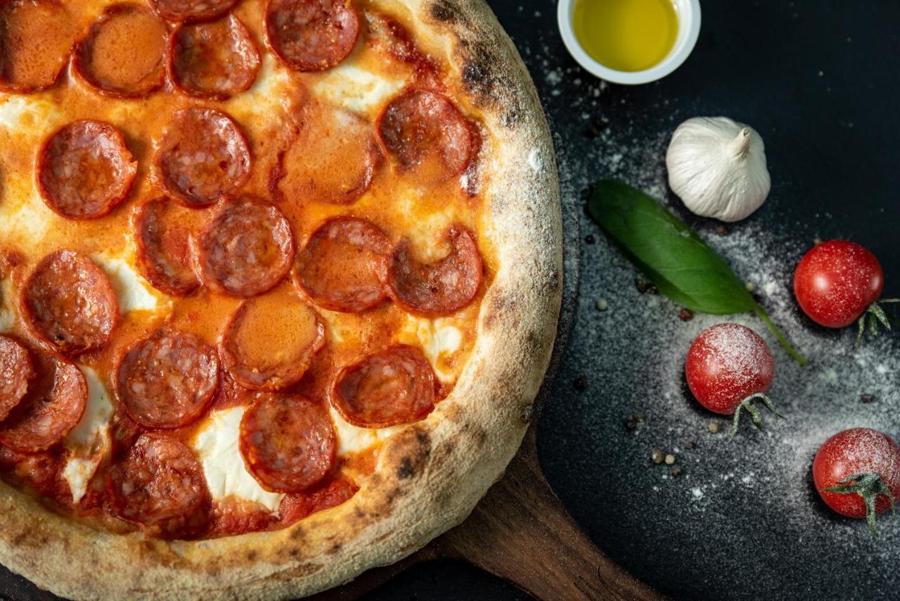 Spa Hotel Dvoretsa فيلينغراد المظهر الخارجي الصورة Pepperoni pizza