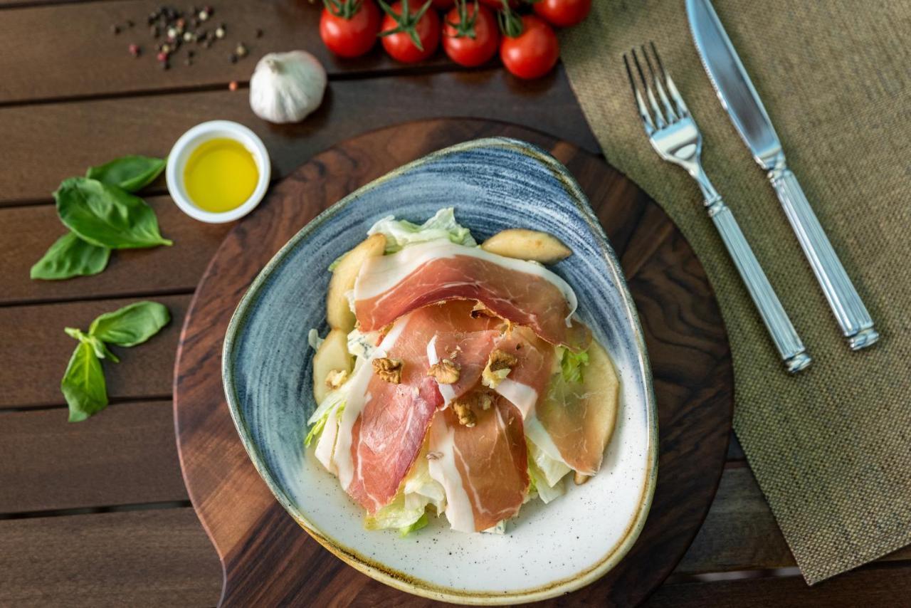 Spa Hotel Dvoretsa فيلينغراد المظهر الخارجي الصورة A salad with cured ham