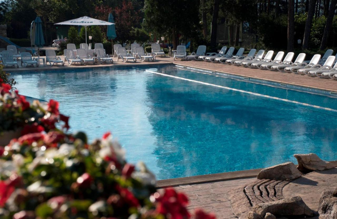 Spa Hotel Dvoretsa فيلينغراد المظهر الخارجي الصورة The swimming pool at the hotel