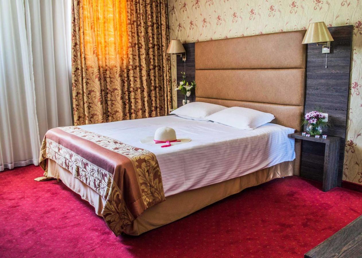 Spa Hotel Dvoretsa فيلينغراد المظهر الخارجي الصورة A bedroom in a hotel