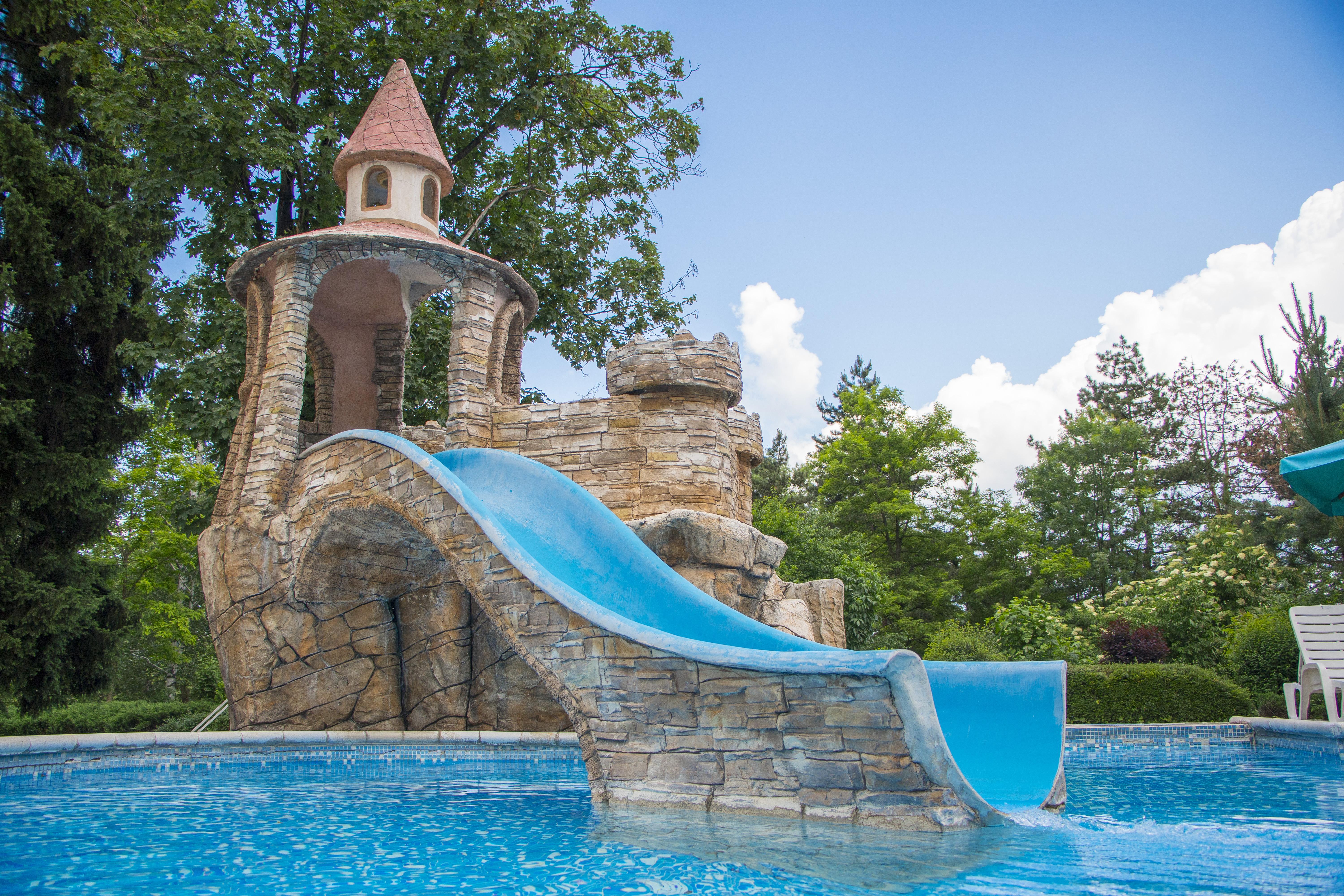 Spa Hotel Dvoretsa فيلينغراد المظهر الخارجي الصورة The slide at the swimming pool