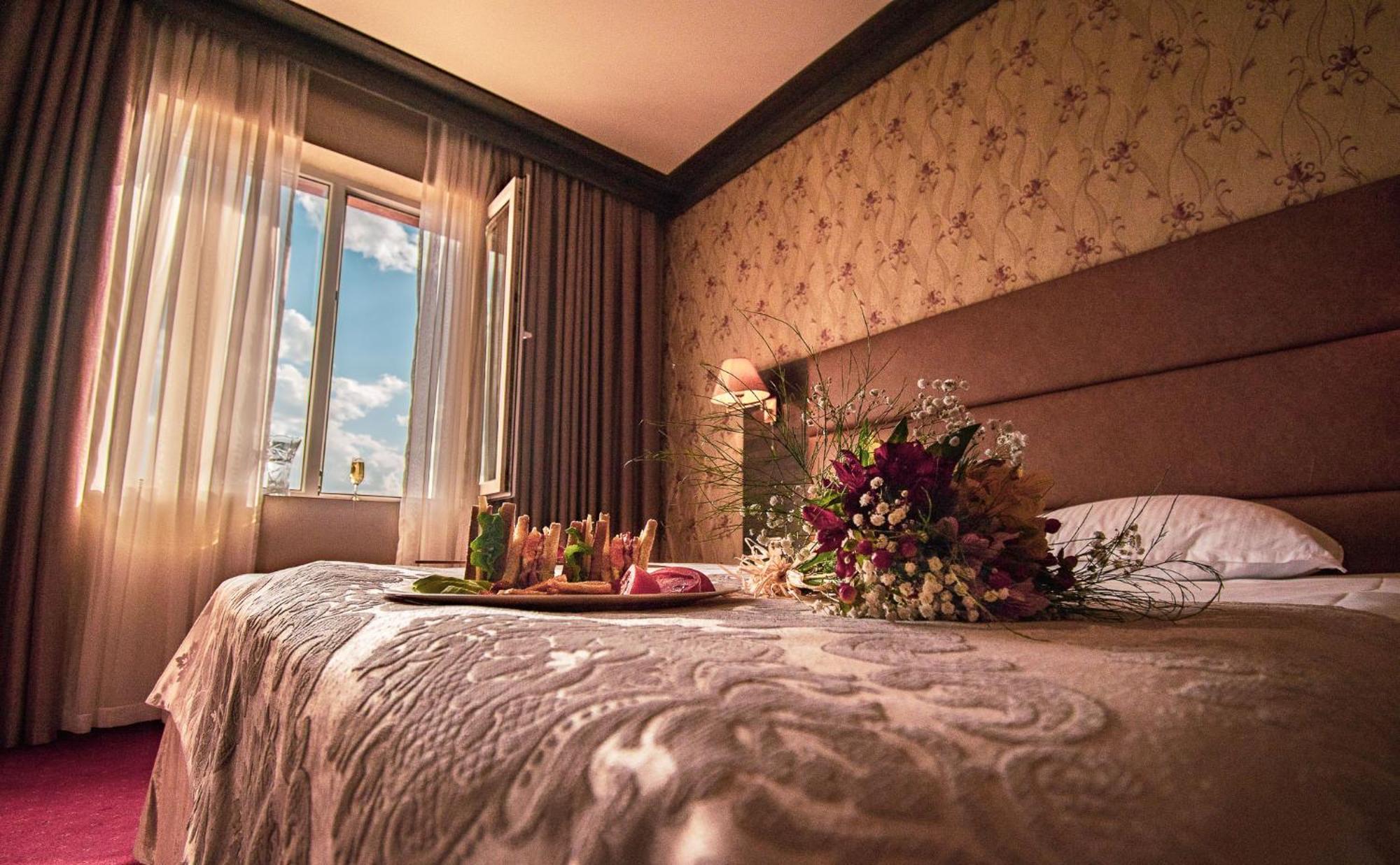 Spa Hotel Dvoretsa فيلينغراد المظهر الخارجي الصورة A bedroom