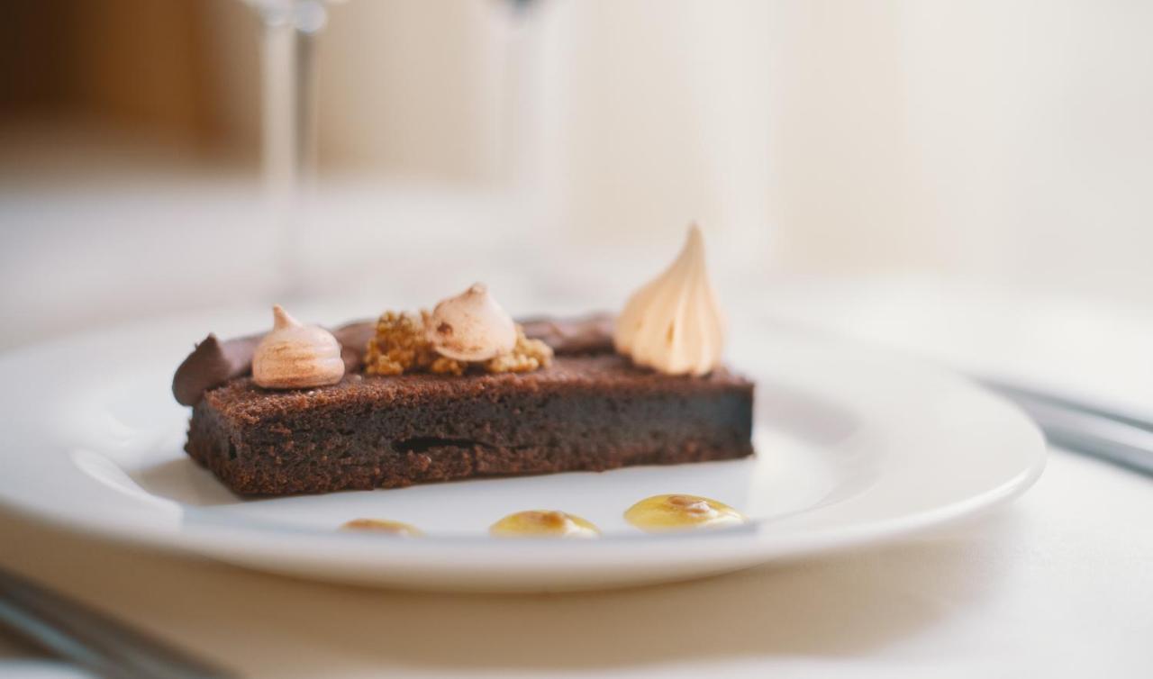 Spa Hotel Dvoretsa فيلينغراد المظهر الخارجي الصورة A chocolate dessert